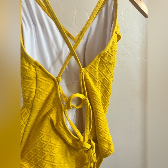 CUPSHE Textured One Piece, Ruffles and Lace-Up Back, Size Large - Picture 3 of 7